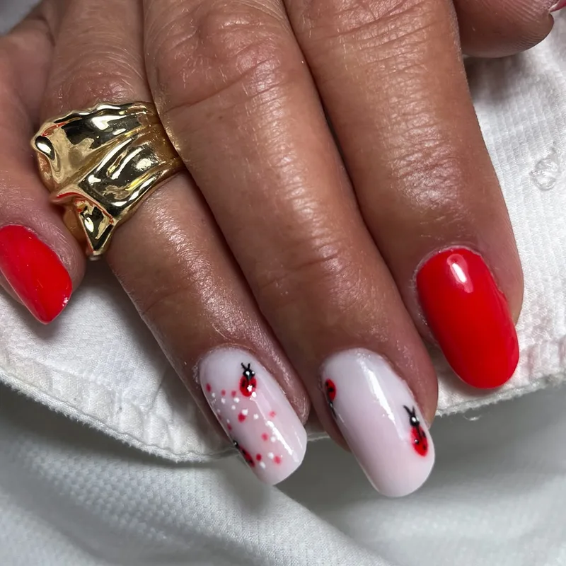 Manichiură cu gel mărime 2 realizată la Sublime Nails by Malina Neagoe, Deva