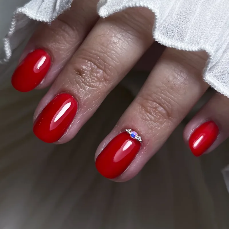 Manichiură ojă semipermanentă realizată la Sublime Nails by Malina Neagoe, Deva
